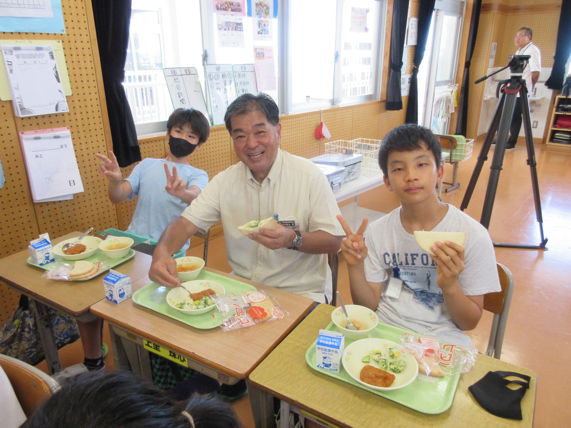 教育長と児童