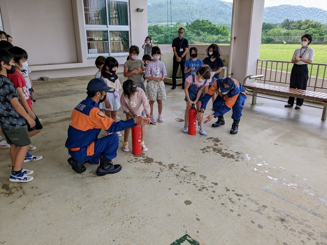小学校での消火器取り扱い体験