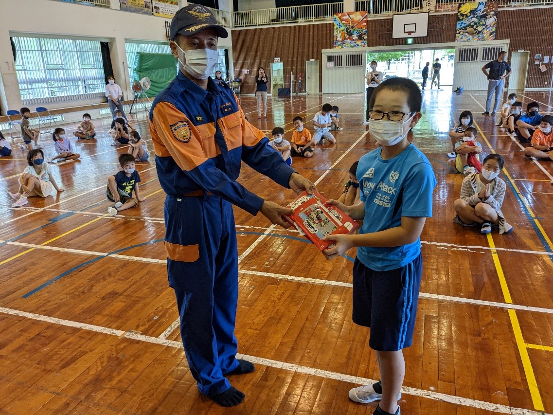 消防デザイン文房具の贈呈