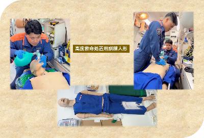 高度救命処置用訓練人形にて訓練中