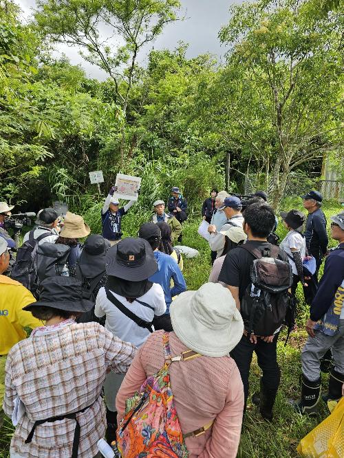 名蔵白水の戦争遺跡群　入り口での説明風景